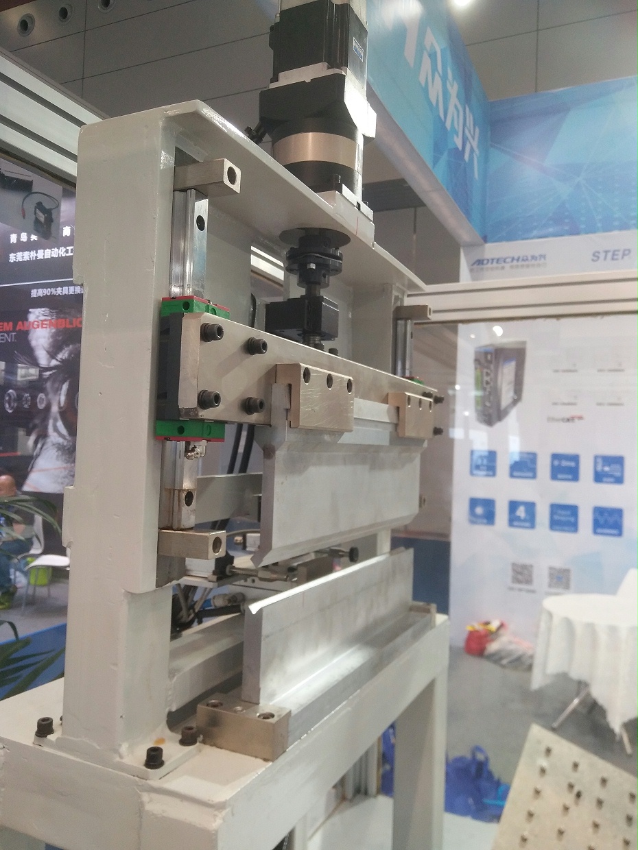 線性導(dǎo)軌是什么材料做的？