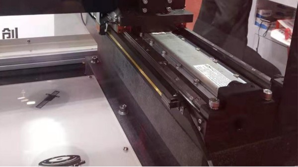 HIWIN上銀微型導(dǎo)軌告訴您：數(shù)控機床線軌與硬軌加工中心機誰更牛？